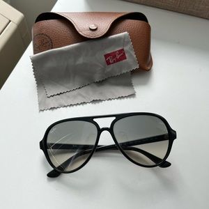 Ray-Ban Cats 5000 Classic - Black with light grey lenses